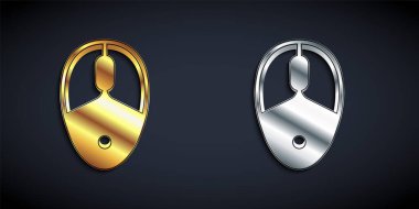 Siyah arkaplanda altın ve gümüş bilgisayar fare oyun simgesi izole edildi. Tekerlek sembollü optik. Uzun gölge tarzı. Vektör.