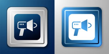 Mavi ve gri arkaplanda beyaz megafon simgesi izole edildi. Sözcü işareti. Gümüş ve mavi kare düğme. Vektör.