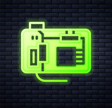 Parlayan neon elektronik bilgisayar bileşenleri anakart dijital çip entegre bilim ikonu tuğla duvar arka planında izole edildi. Devre kartı. Vektör.