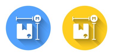Beyaz karton karton kutu ölçüm simgesi uzun gölge arkaplan izole. Kutu, paket, paket işareti. Teslimat ve ambalaj. Çember düğmesi. Vektör.
