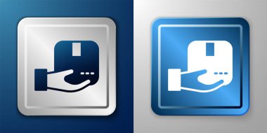 Mavi ve gri arkaplanda izole edilmiş karton kutu simgesi olan beyaz teslimat eli. Kuryeyle kapı kapı dolaşacağız. Gümüş ve mavi kare düğme. Vektör.