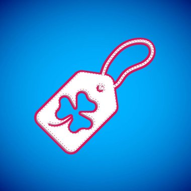 Beyaz Yonca folyo yaprağı ve mavi arkaplan üzerinde etiket simgesi var. Aziz Patrick gününüz kutlu olsun. Ulusal İrlanda bayramı. Vektör.