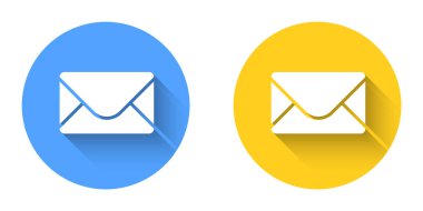 Beyaz E- posta ve e-posta simgesi uzun gölge arkaplanı ile izole edildi. Zarf sembolü e-postası. E- posta kodu. Çember düğmesi. Vektör.