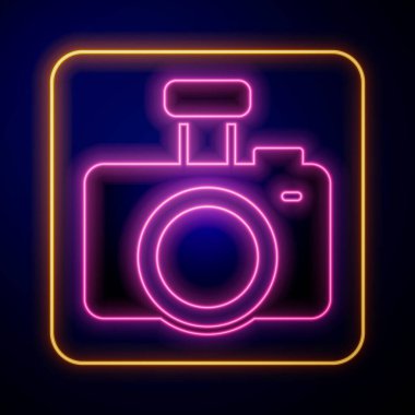 Siyah arkaplanda parlayan neon fotoğraf makinesi simgesi izole edildi. Foto kamera. Dijital fotoğrafçılık. Vektör.