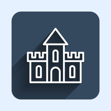 Beyaz çizgi Kum Kalesi simgesi uzun gölge arkaplanı ile izole edildi. Mavi kare düğme. Vektör.