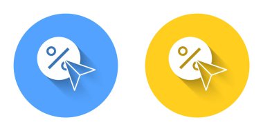 Beyaz İndirim etiketi simgesi uzun gölge arkaplanı ile izole edildi. Etiket alışverişi. Özel teklif işareti. İndirim kuponları sembolü. Çember düğmesi. Vektör.