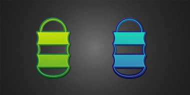 Siyah arkaplanda yeşil ve mavi balıkçı ağı simgesi izole edildi. Balık oltası. Vektör.