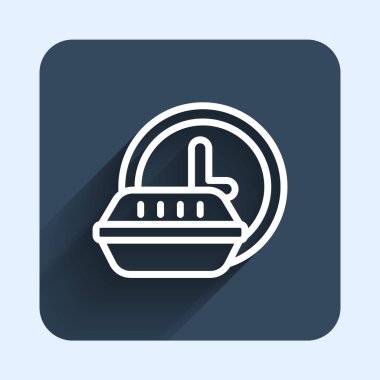 Beyaz çizgi saat etrafında dağıtım simgesi izole edilmiş uzun gölge arkaplan. Mavi kare düğme. Vektör.