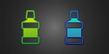 Yeşil ve mavi ağız gargarası plastik şişe simgesi siyah arka planda izole edilmiş. Ağzını çalkalamak için sıvı. Ağız bakım ekipmanları. Vektör.