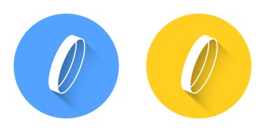 Beyaz alyans ikonu uzun gölge arkaplan izole. Gelin ve damat mücevher tabelası. Evlilik sembolü. Elmas yüzük. Çember düğmesi. Vektör.