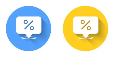 Beyaz İndirim etiketi simgesi uzun gölge arkaplanı ile izole edildi. Etiket alışverişi. Özel teklif işareti. İndirim kuponları sembolü. Çember düğmesi. Vektör.