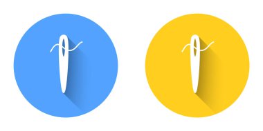 Uzun gölge arkaplan izole edilmiş iplik simgesiyle dikmek için beyaz iğne. Terzi sembolü. Tekstil el sanatları tabelasını diker. Nakış aletleri. Çember düğmesi. Vektör.