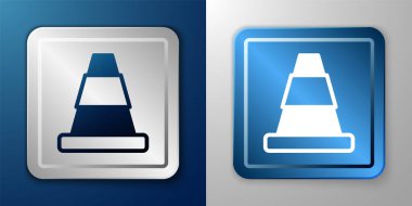 Mavi ve gri arka planda beyaz trafik konisi simgesi izole edildi. Gümüş ve mavi kare düğme. Vektör.