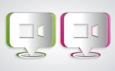 Kağıt kesme Görüntü sohbet konferansı simgesi gri arkaplanda izole edildi. Çevrimiçi iş görüşmesi formu. Uzak proje yönetimi. Kağıt sanatı tarzı. Vektör.