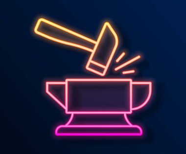 Siyah arkaplanda parlayan neon hattı demirci örs aracı ve çekiç simgesi izole edildi. Metal dövmesi. Kalpazanlık aleti. Vektör.