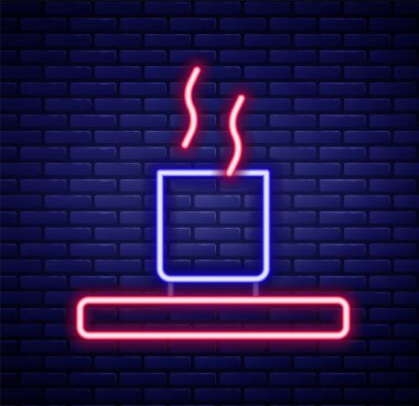 Duvarda izole edilmiş parlak neon çizgili çay ikonu. Renkli taslak konsepti. Vektör.