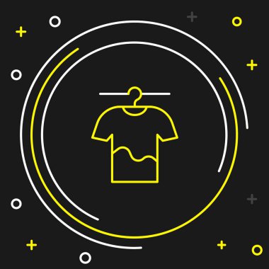 Çizgi kurutma simgesi siyah arkaplanda izole edildi. Temiz gömlek. Çamaşırları çamaşır mandallarıyla iple yıka. Kıyafet bakımı ve düzenlilik. Renkli taslak konsepti. Vektör.