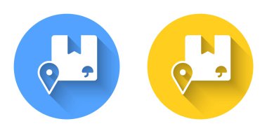 Karton kutu simgesine sahip beyaz konum uzun gölge arkaplan izole. Teslimat hizmetleri, lojistik ve ulaşım, dağıtım. Çember düğmesi. Vektör.