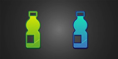 Siyah arka planda izole edilmiş yeşil ve mavi bir şişe su ikonu. Soda su içme tabelası. Vektör.