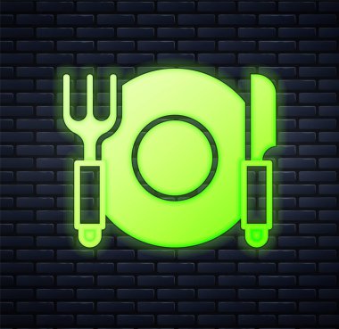 Parlak neon levha, çatal ve bıçak ikonu tuğla duvar arkasında izole edilmiş. Çatal bıçak sembolü. Restoran tabelası. Vektör.
