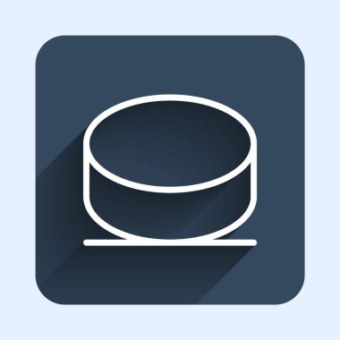 Beyaz çizgi Hokey Diski simgesi uzun gölge arkaplanı ile izole edildi. Mavi kare düğme. Vektör.