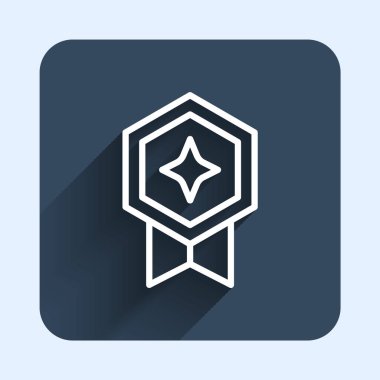 Uzun gölge arkaplan ile izole edilmiş madalya ikonu ile beyaz çizgi oyunu derecesi. Oyun için seviye sonuçları. Mavi kare düğme. Vektör.