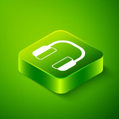 Isometric Gürültü iptal kulaklık simgesi yeşil arka planda izole. Kulaklıklar gürültüden korunmak için. Yeşil kare düğmesi. Vektör.