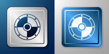 Mavi ve gri arka planda beyaz yuvarlak ahşap kalkan simgesi izole edildi. Güvenlik, güvenlik, koruma, mahremiyet, koruma kavramı. Gümüş ve mavi kare düğme. Vektör.