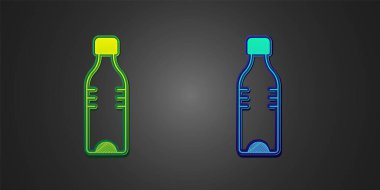 Siyah arka planda izole edilmiş yeşil ve mavi bir şişe su ikonu. Soda su içme tabelası. Vektör.