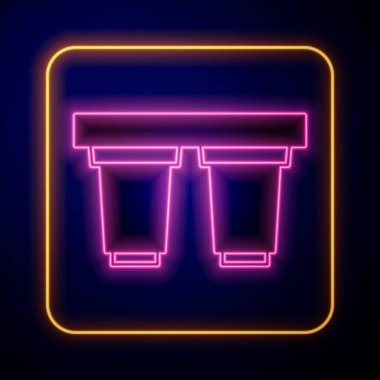 Parlayan neon su filtresi kartuş simgesi siyah arkaplanda izole edildi. Vektör.