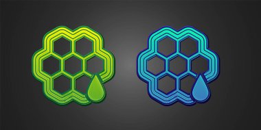 Siyah arkaplanda yeşil ve mavi bal peteği simgesi var. Bal hücrelerinin sembolü. Tatlı doğal yemek. Vektör.