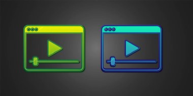 Siyah arkaplanda yeşil ve mavi Online oynatma simgesi izole edildi. Oyun işaretli film şeridi. Vektör.