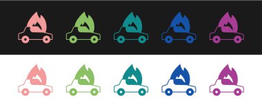 Yanan araba simgesini siyah beyaz arkaplanda izole et. Araba yanıyor. Araba alev ve dumanla kaplanmış. Vektör.