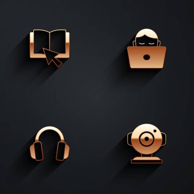 Dizüstü bilgisayar kulaklıkları ve uzun gölgeli web kamera ikonu üzerinde çalışan çevrimiçi kitap öğrencisi ayarla. Vektör.