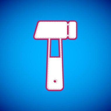 Mavi arkaplanda beyaz çekiç simgesi izole edildi. Tamir için bir araç. Vektör.