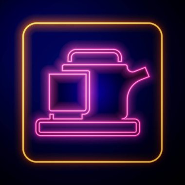Parlayan neon geleneksel çay seremonisi simgesi siyah arkaplanda izole edildi. Fincanlı çaydanlık. Vektör.