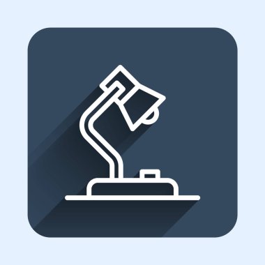 Beyaz çizgi masa lambası simgesi uzun gölge arkaplanı ile izole edildi. Mavi kare düğme. Vektör.