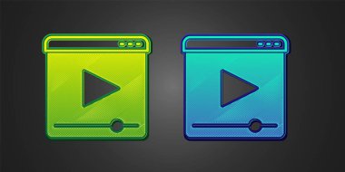 Siyah arkaplanda yeşil ve mavi Online oynatma simgesi izole edildi. Oyun işaretli film şeridi. Vektör.