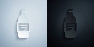 Kağıt kesiği, gri ve siyah arkaplanda izole edilmiş cam votka şişesi. Kağıt sanatı tarzı. Vektör.