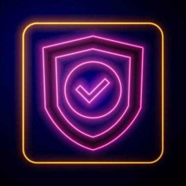 Siyah arkaplanda işaret simgesi olan parlayan neon kalkanı. Koruma sembolü. Güvenlik kontrolü Simge. Kene izi onaylı simge. Vektör.