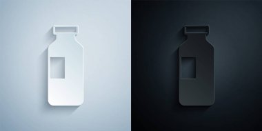 Kağıt kesiği, gri ve siyah arkaplanda izole edilmiş bir şişe su ikonu. Soda su içme tabelası. Kağıt sanatı tarzı. Vektör.