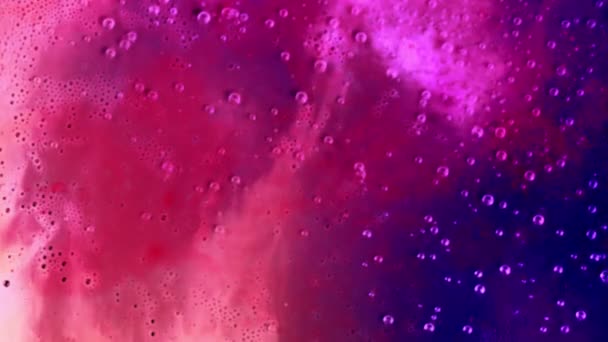 Бульбашки рухаються вгору в рожево-блакитну фарбу . — стокове відео