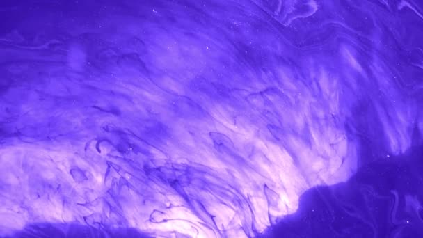 Füstös lila folyadék csillámló hatással felfelé. — Stock videók