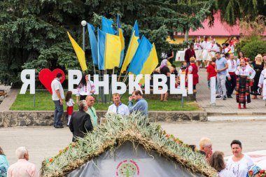 Vinkivtsi, Ukrayna - 24 Ağustos 2021: Ukrayna Bağımsızlık Günü. Meydanda kutlama. 30 yıl..