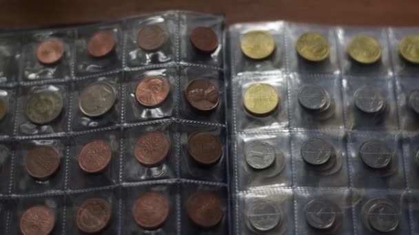 Kolekce mincí z celého světa, starých i moderních mincí. — Stock video