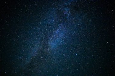 Gece gökyüzü yıldızlarla kaplıdır. Güzel fantastik alan arkaplanı. Galaksimiz Samanyolu 'nu görebilirsiniz..