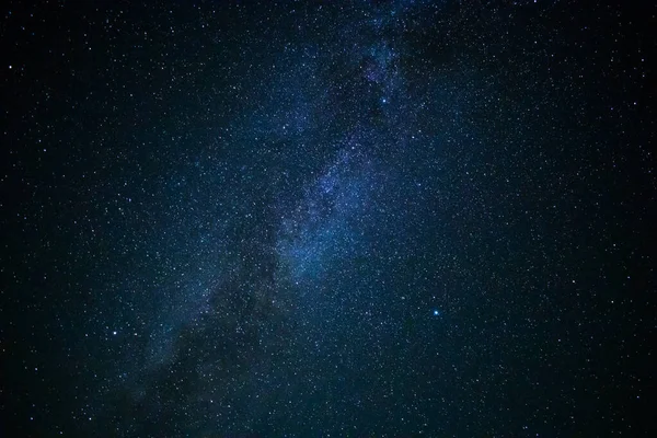 Gece gökyüzü yıldızlarla kaplıdır. Güzel fantastik alan arkaplanı. Galaksimiz Samanyolu 'nu görebilirsiniz..