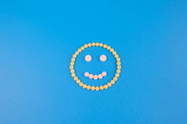 Sarı ve beyaz haplar yüzünden gülen surat