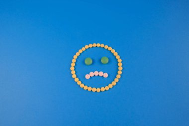 Yeşil ve sarı haplardan hüzünlü bir ifade