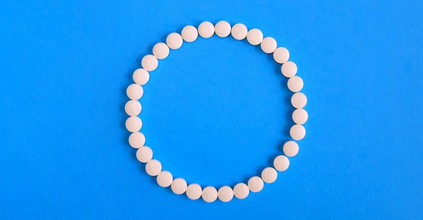 Mavi arka plandaki haplardan bir daire çiz. Boş alan